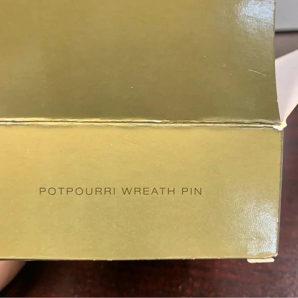 Avon potpourri Holiday Wreath pin with Red Roses and Pearls NIB 1997 - Picture 3 of 4